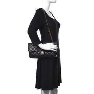 CHANEL Calfskin Quilted Medium CC Classic Flap bag Like New Black purse Pristine
